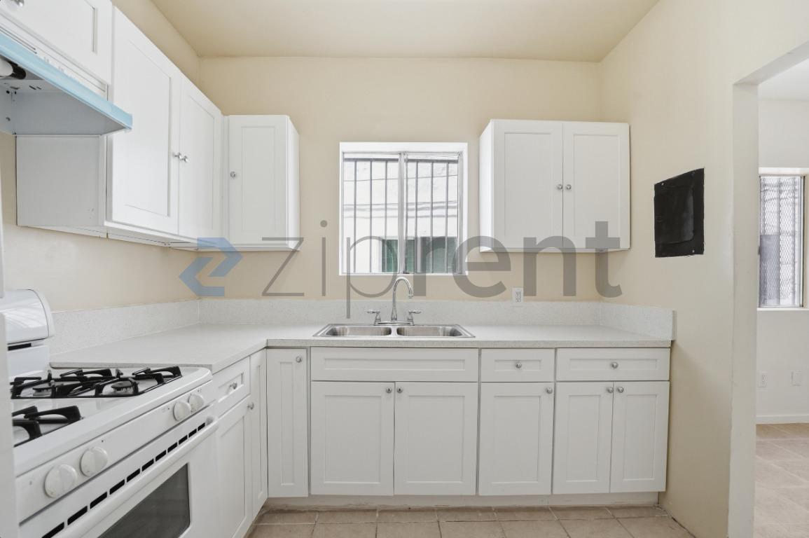 Building Photo - 1513 W 12th Pl