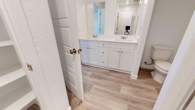 Building Photo - 4469 Buckingham Ave