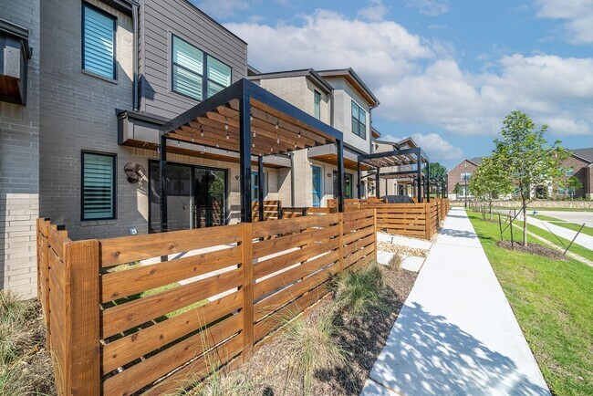 Building Photo - 917 Emerling Dr