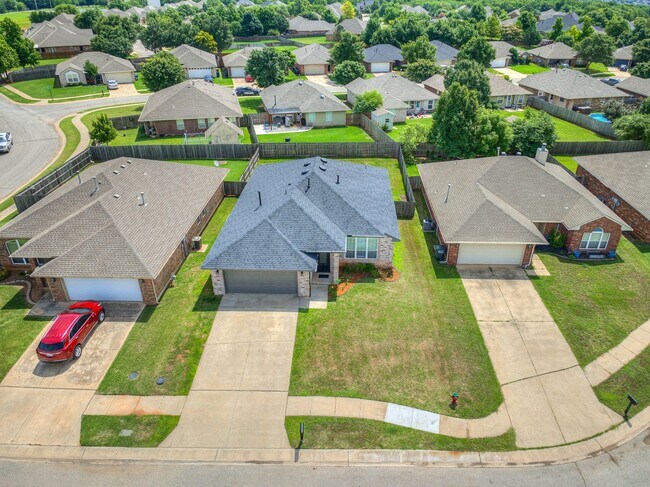 Building Photo - Charming home in North Edmond + Deer Creek Schools