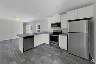 Building Photo - Newer Luxury 3 BR 2 BA Mobile Home South...