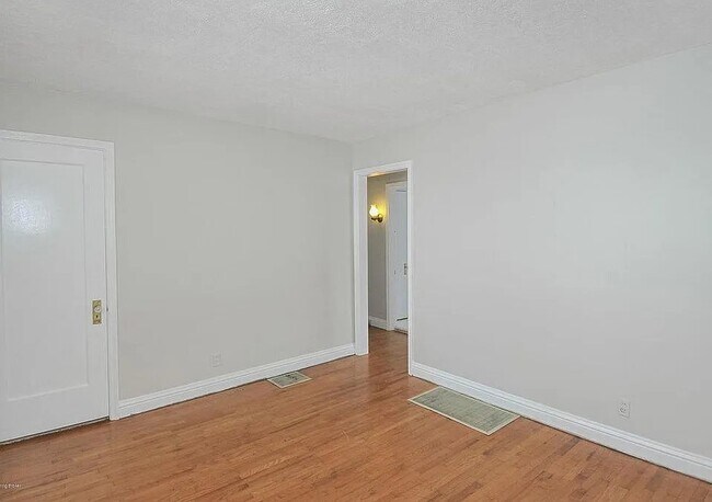 Building Photo - 115 Colonial Dr
