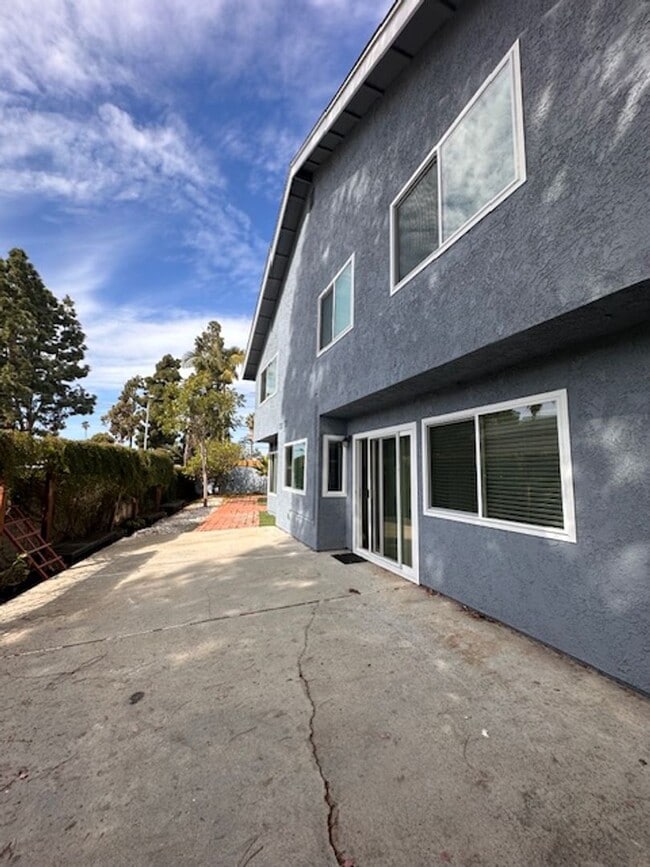 Building Photo - Beautiful 4-Bedroom Home located in one of most desirable neighborhoods