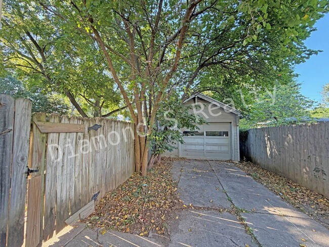 Building Photo - 816 E Delmar St