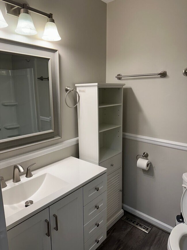 Building Photo - Updated 3 Bedroom 2.5 Bath Home on Hardwoo...