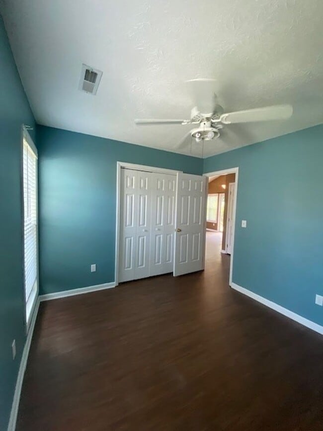 Building Photo - Welcome to this stunning 3-bedroom, 2-bath...