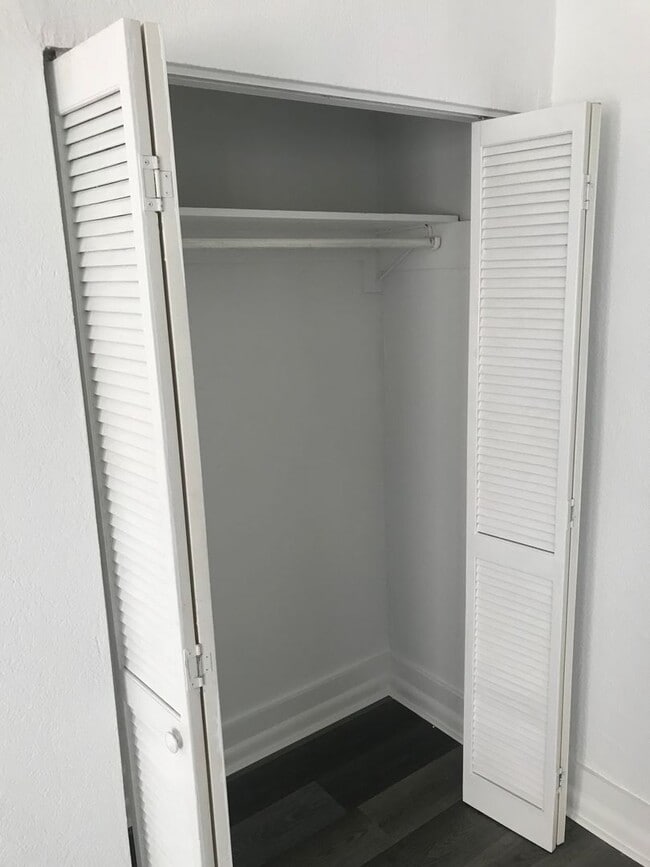 Building Photo - LARGE Studio in South Beach