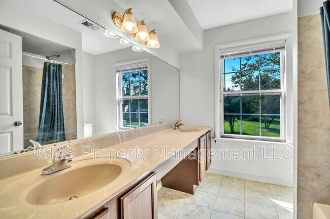 Building Photo - 302 Trinity Ct