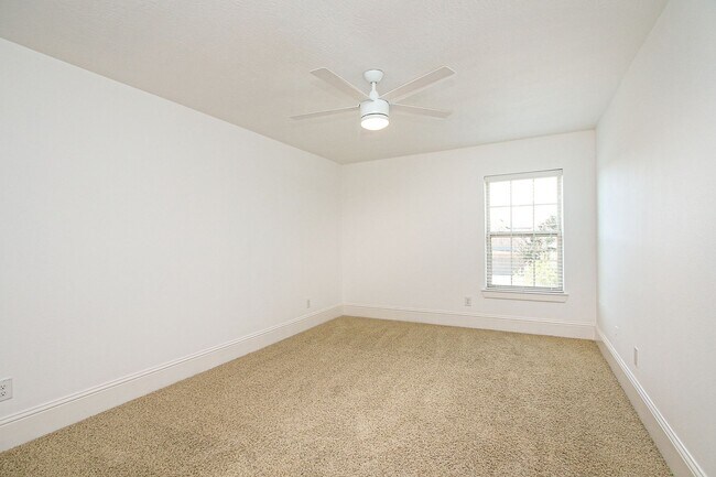 Building Photo - 5 Bedroom House in Gated Golf Course Commu...