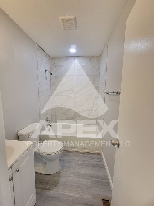 Building Photo - Renovated - 2 Bd 1 Ba Single Family home in North Knox close to downtown!