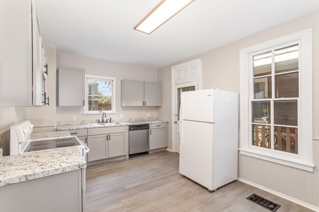 Building Photo - Newly remodeled 3 bedroom home