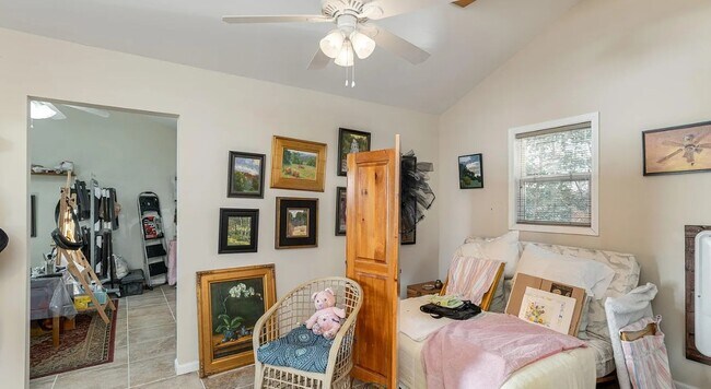 Building Photo - 479 Probart St