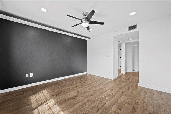 Building Photo - 800 Crestwood Ct S