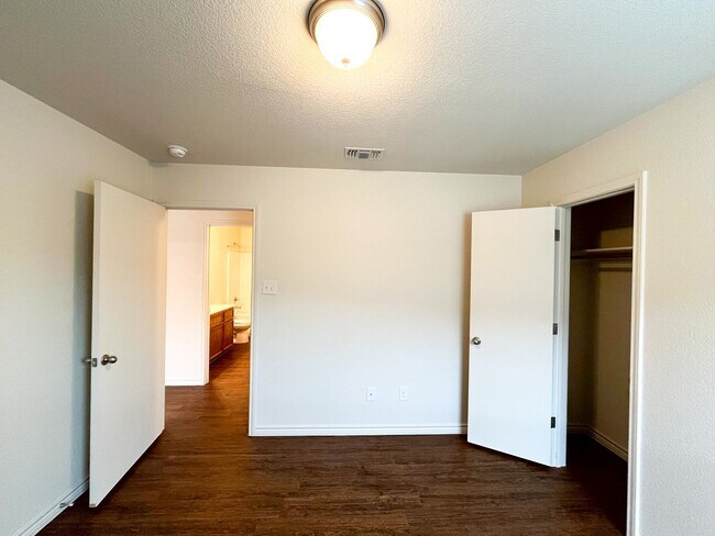 Building Photo - 1515 Justin Lp
