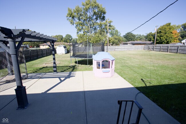 Building Photo - 150 E Beechwood Ln