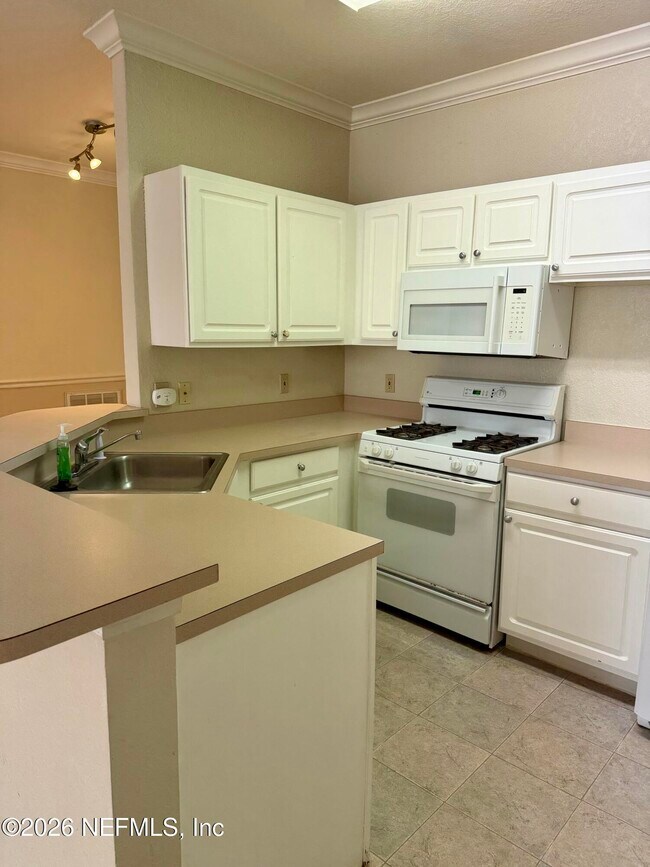 Building Photo - 13810 Sutton Park Dr N
