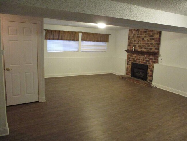 Building Photo - 3 Bedroom + Bonus, 2.5 Bathroom Gig Harbor...