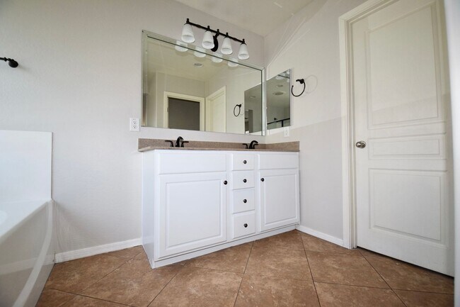 Building Photo - Beautiful Queen Creek home with a Pool!