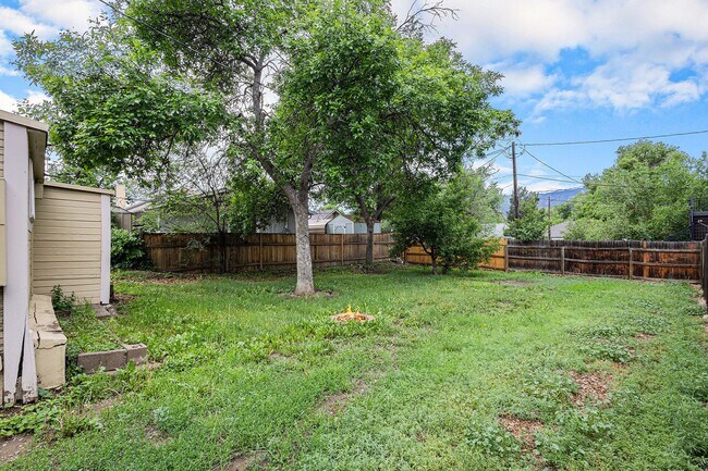 Building Photo - Single Family home, 2 Beds 1 Bath close to...