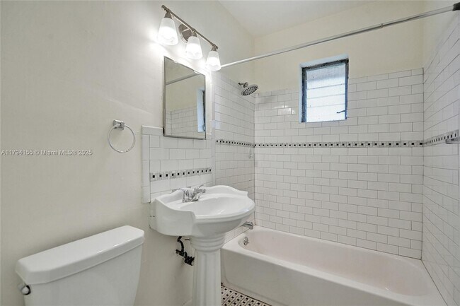 Building Photo - 403 SW 11th Ct
