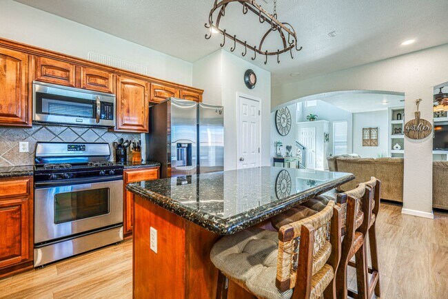 Building Photo - Beautiful Westside home FURNISHED with 4 b...