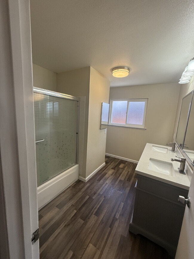 Building Photo - Charming 4 bedrooms and 2 full bathrooms L...
