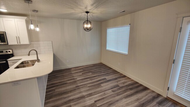 Building Photo - Modern 3 bed 2.5 bath TH for Rent in West Haven!