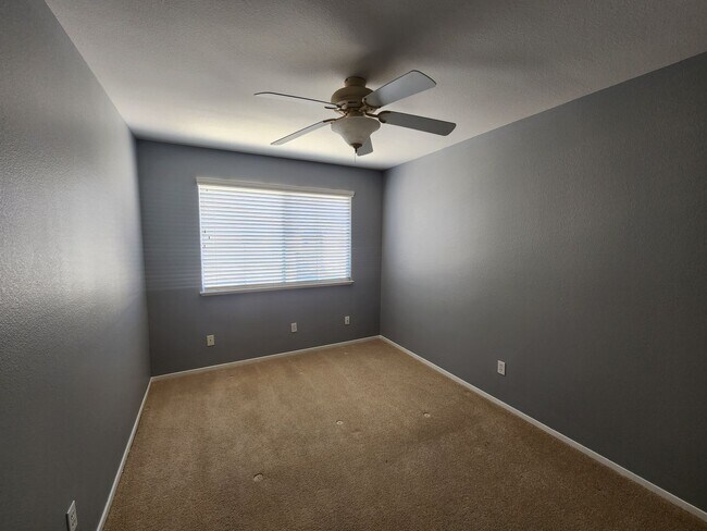 Building Photo - HENDERSON: 3 bed/2.5 bath Townhome with Spacious Kitchen, Private Backyard, Large Primary Suite &...