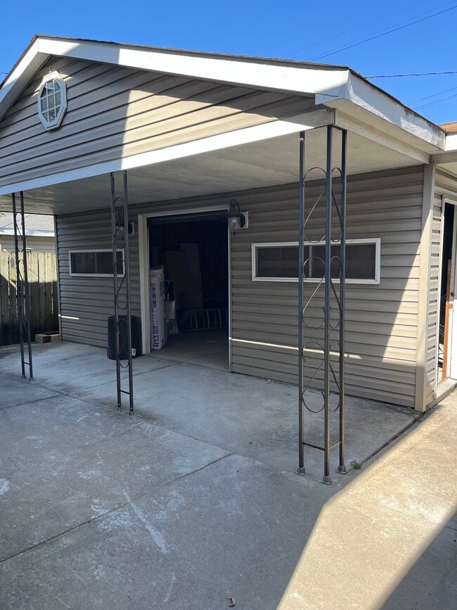 Building Photo - 722 E 91st Pl