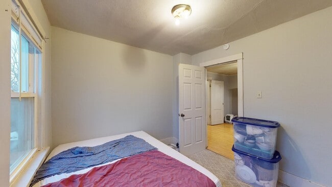 Building Photo - Walk to Restaurants and Shopping