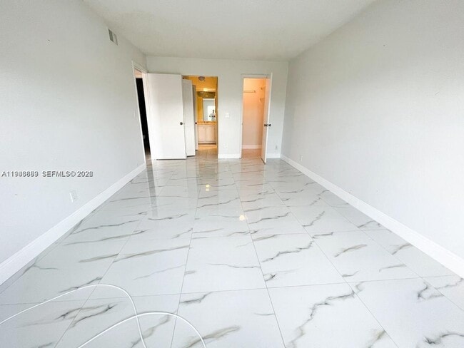 Building Photo - 6395 Bay Club Dr