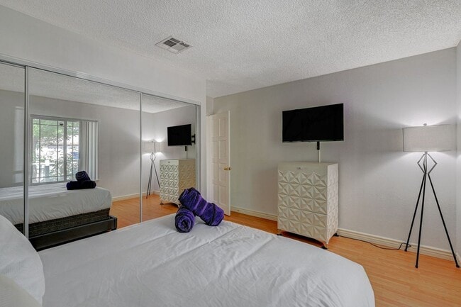Building Photo - Beautiful single-story custom home featuri...