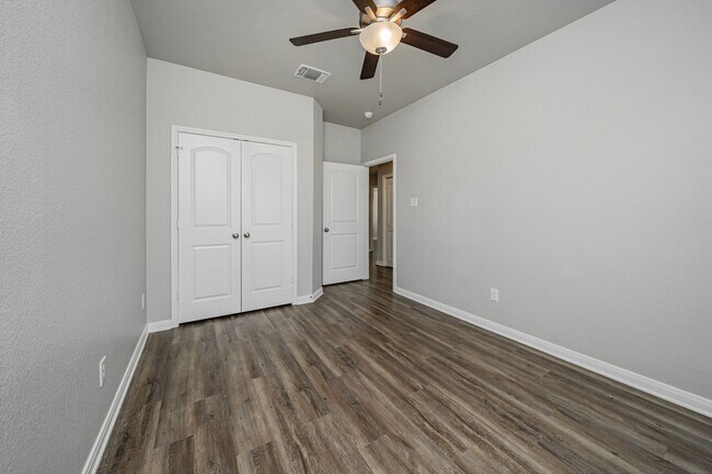 Building Photo - Your perfect escape from the hustle and bustle!