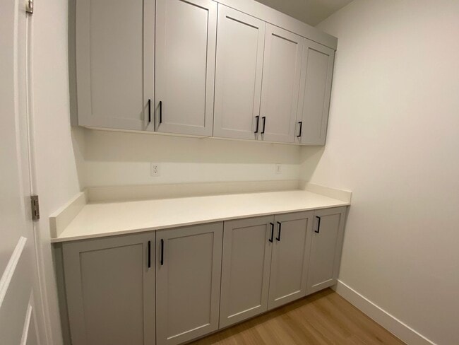 Building Photo - SPACIOUS TOWNHOME AVAILABLE FOR RENT