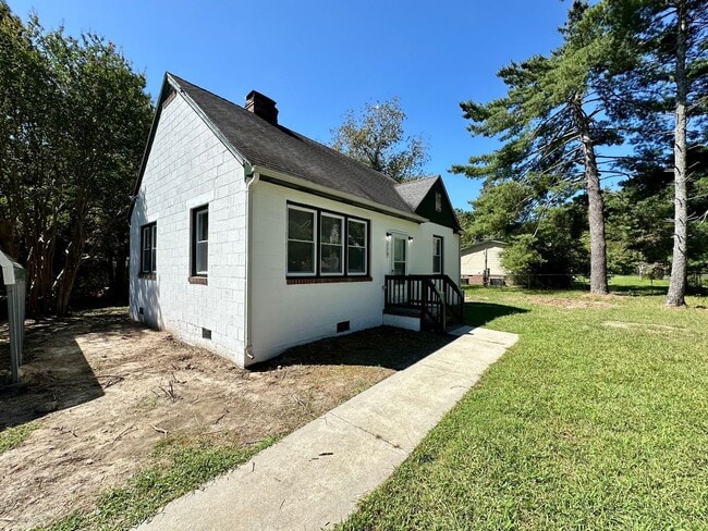 Building Photo - Newly Renovated 2 Bedroom 1 Bathroom Home