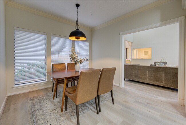 Building Photo - 714 Last Arrow Dr