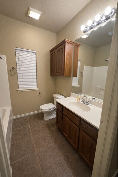 Building Photo - 1801 E Jacksonville St