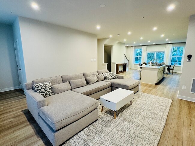 Building Photo - 7868 Blackbriar Way