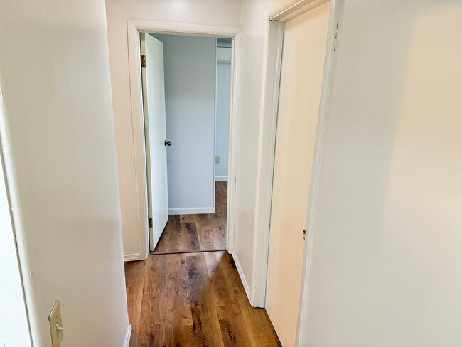 Building Photo - Huge 4 bedroom 2 bath house!