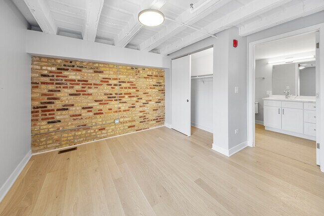 Building Photo - 4638 N Ashland Ave