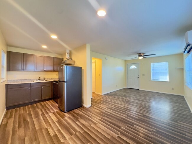 Building Photo - Charming Two Bedroom, One Bath Single Family Home Nestled in Leesburg FL!