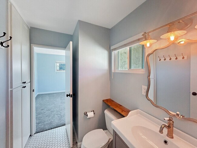 Building Photo - Stunning 3BD/1.5 BA W/ Attached Garage & P...
