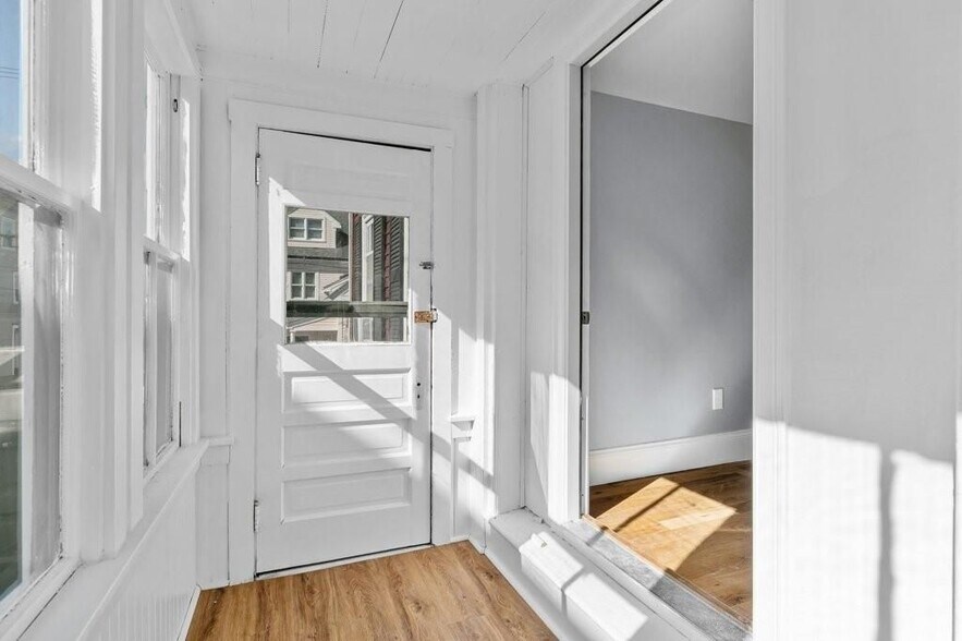 Building Photo - 382 Spring St