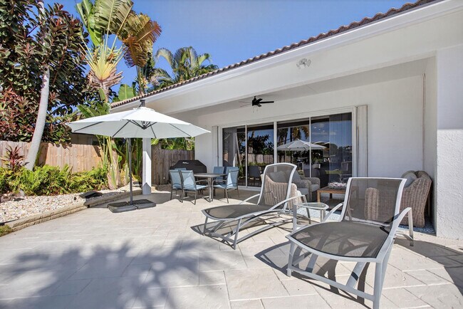 Building Photo - 513 S Riverside Dr