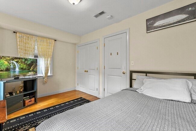 Building Photo - 224 Robbins St