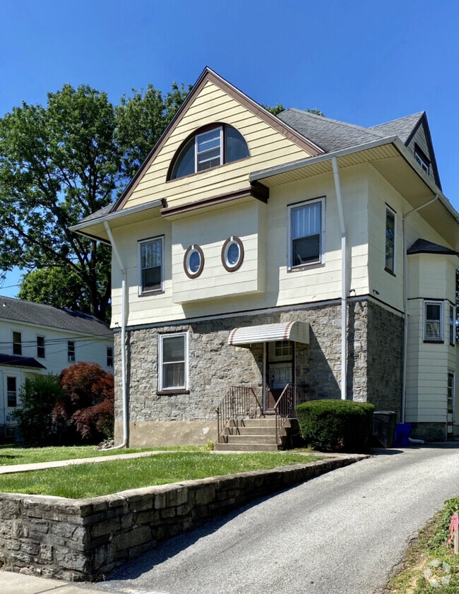 Building Photo - 214 W Garfield Ave