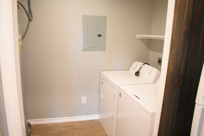 Building Photo - 218 Parrott Dr