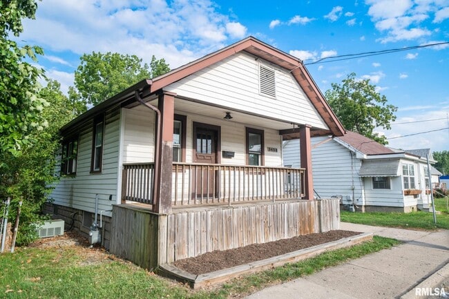 Building Photo - 4515 Drake Dr