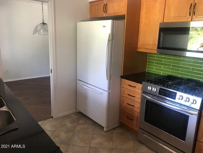 Building Photo - 3924 E Yucca St