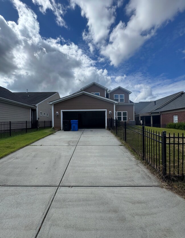 Building Photo - Bright 5BR w/ Island Kitchen,  Loft & 2-Car Garage in Mooresville